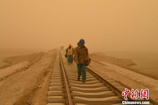 建设中的格库铁路新疆段。中铁一局格库铁路新疆段PJS标项目经理部