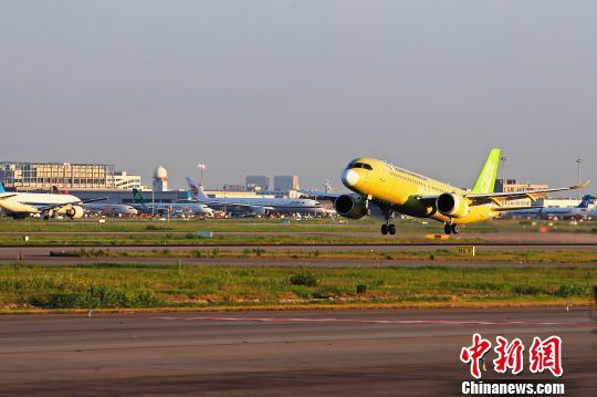 中国商飞C919大型客机104架机于5时32分从上海浦东国际机场第四跑道起飞。　殷立勤 摄
