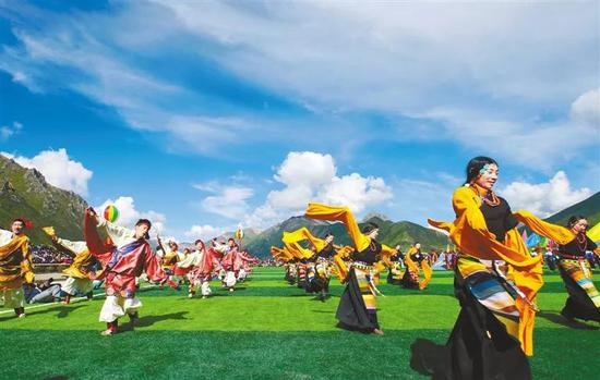 那曲地区嘉黎县牧民在赛马节上载歌载舞欢庆节日。记者 格桑吉美 摄 来源：中国西藏新闻网