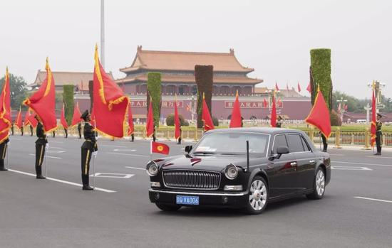 这是6月6日在欢迎仪式上拍摄的外宾主车。