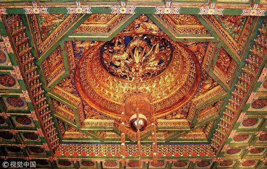 养心殿盘龙藻井
