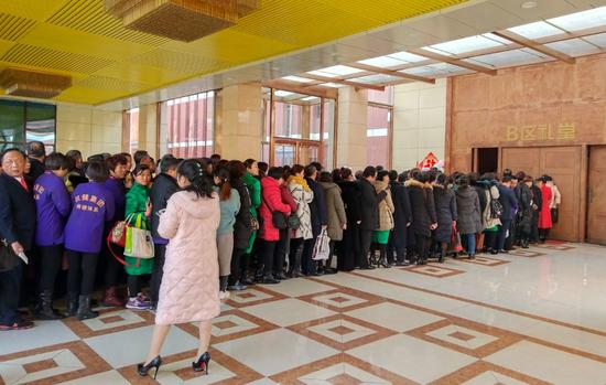  大会开始前，B区礼堂外，排起长队伍。