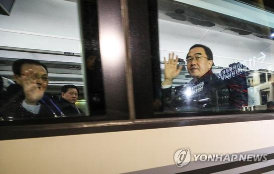 韩国统一部长赵明均在赴朝的列车上挥手（韩联社）