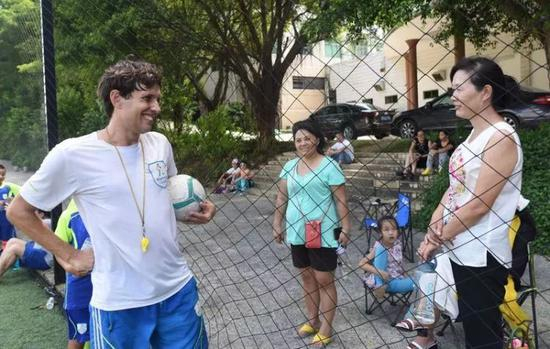 资料图：一名外教与学生家长进行交流。新华社记者 卢汉欣 摄