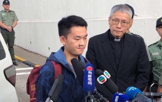  陈同佳在管浩鸣（右）陪同下出狱