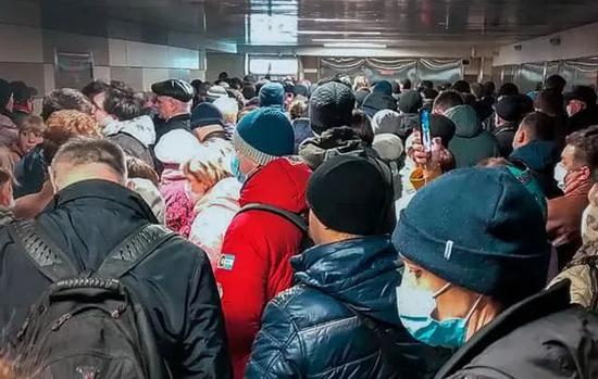  莫斯科地铁因为电子通行证的实行产生大量拥堵。/社交媒体图