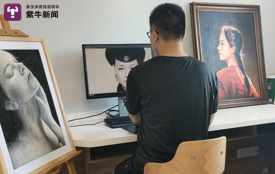 居旭东在工作室作画