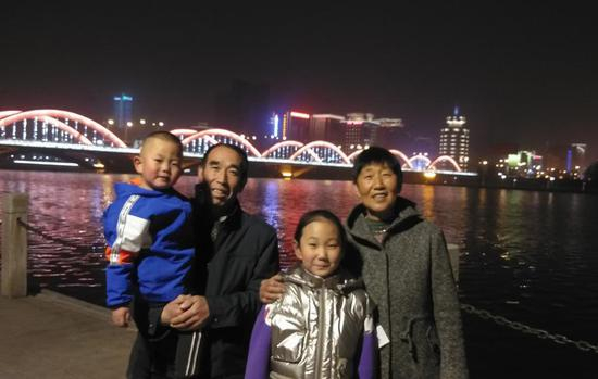 赵振书夫妇和孙辈合影。