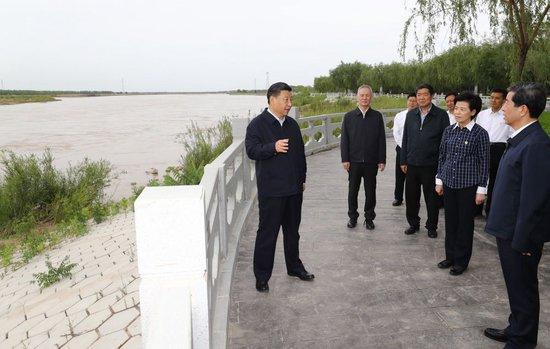 2020年6月8日，习近平在宁夏黄河吴忠滨河大道古城湾砌护段，察看黄河生态治理保护状况。