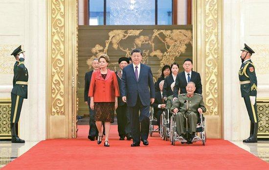 2024年9月29日，中华人民共和国国家勋章和国家荣誉称号颁授仪式在北京人民大会堂金色大厅隆重举行。中共中央总书记、国家主席、中央军委主席习近平同国家勋章和国家荣誉称号获得者一同步入会场。 新华社记者 王晔/摄 