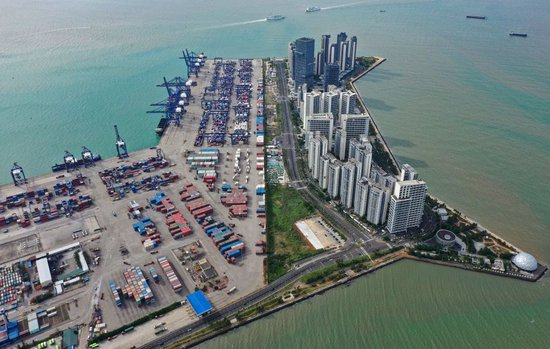 这是2025年11月27日拍摄的海口港，是海南自贸港10个“二线口岸”之一（无人机照片）。新华社记者 郭程 摄