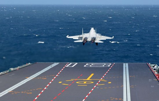 海军福建舰开展入列后首次海上实兵训练期间，歼-15DT舰载机弹射起飞（资料照片）。新华社发（高泽明 摄）