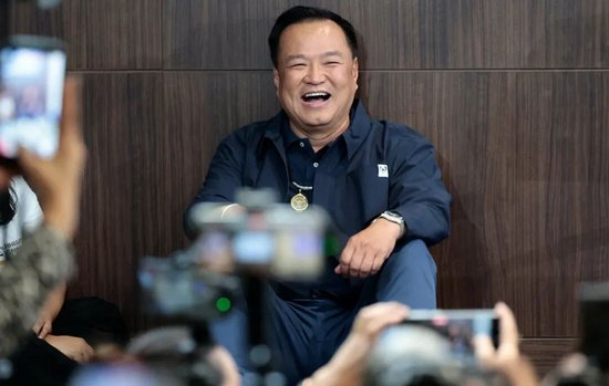 ·阿努廷坐在会议室地板上，与记者交流。（泰国Globe News网站）