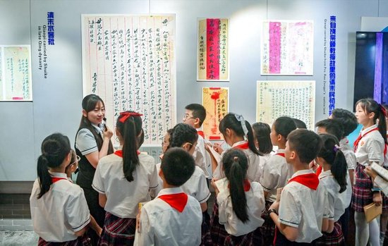  △2026年5月18日，学生们在广东汕头市档案馆侨批分馆（侨批文物馆）参观。
