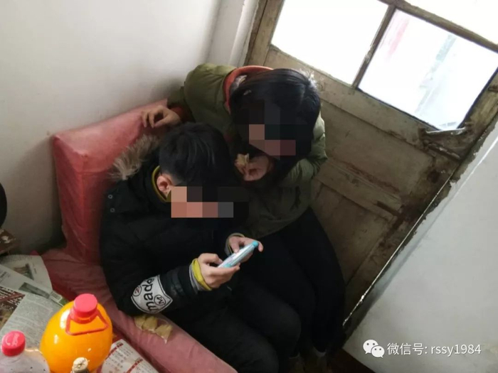 堂妹的手机没电了，看侄子玩过过眼瘾。