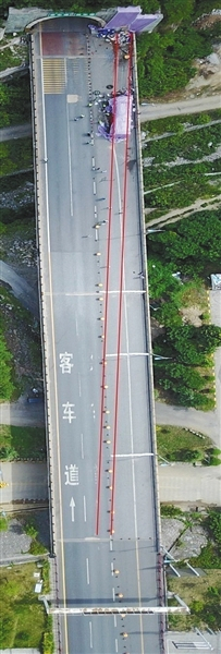 　　事发路段航拍图。调查认定，加速车道与货车道间分界线比规定少25厘米，影响司机视认。调查报告截图