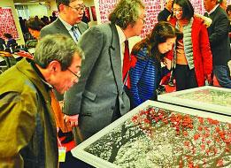 日本民众在欣赏中国剪纸艺术。张冠楠摄/光明图片