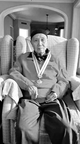 李布德佩戴着长征胜利80周年纪念章。来源：山西晚报