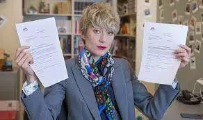 ▲Alison出示自己收到的罚单 图据英国《每日快报》