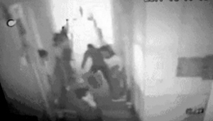 视频中一名男子举起水桶砸向男孩-网络视频截图