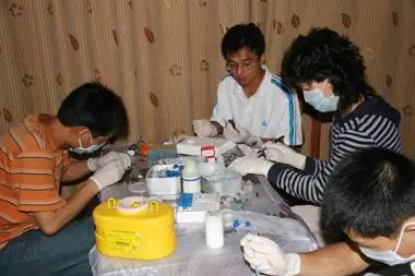 研究组正在进行样本处理。中国科学院武汉病毒研究所供图