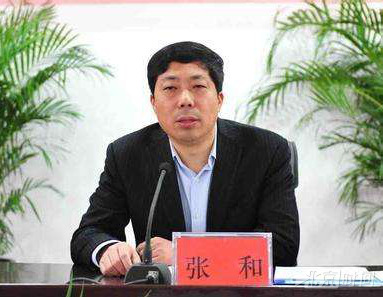 张和案发前的工作照。