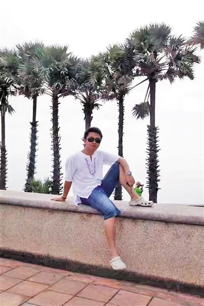 学习日语专业的他，毕业后当导游已有13年。 受访者供图