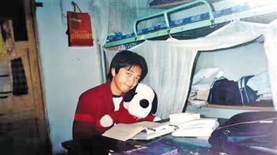 读大学时的何永杰，那时他18岁。