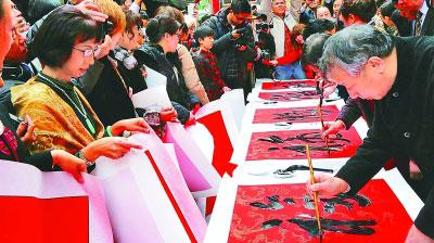 2月11日，为迎接春节到来，旅日华人书法家一行集体亮相横滨中华街，现场挥毫泼墨，写春联送“福”。光明图片/视觉中国