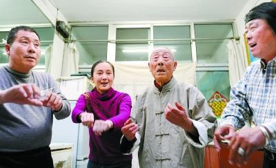 非物质文化遗产“通州运河船工号子”传承人赵庆福与儿子、孙女（资料片）&nbsp;&nbsp;阎彤摄