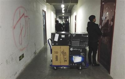 11月28日，中关村广场公园地下三层停车场隔出来的仓库。新京报记者 大路 摄