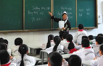 哈尼族的学生在上课。
