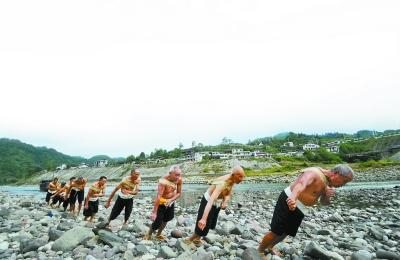 酉水河上的老船工再现了当年拉纤与喊号子的场景&nbsp;新华/TAKEFOTO