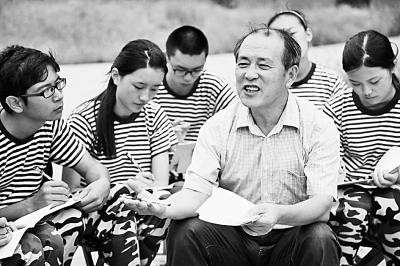 曲建武与学生们在一起&nbsp;杨耐寒摄/光明图片