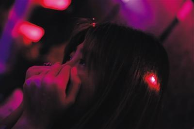 8月19日，海南万宁市兴隆镇，银屑病患者王琳眼里噙着泪水。当晚，她刚刚拒绝自己很喜欢的男孩子的求爱。得病后她对恋爱结婚的事情一概不敢想。新京报记者 彭子洋 摄