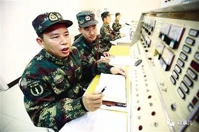 工作中的谭清泉（左前）