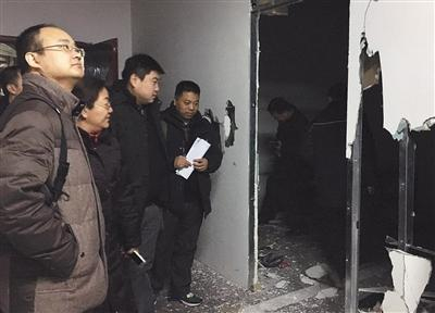  昨日下午，中关村广场公园地下三层停车场的仓库正在清理中。新京报记者 游天燚 摄