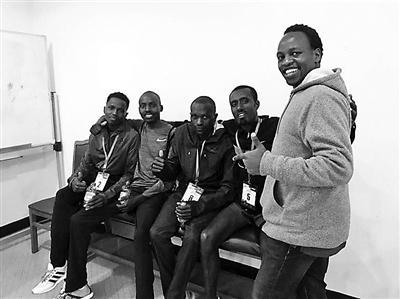 欧辰（右一）和非洲运动员