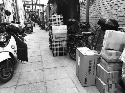 过道里堆着纸箱子。