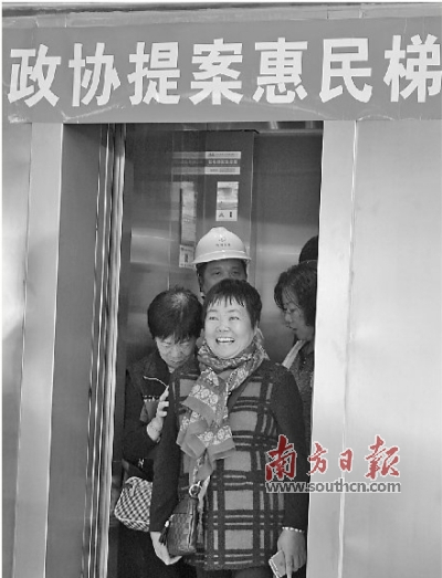 东兴花园G栋加装自动解困电梯后，居民出行更方便了，电梯安全也更有保障。南方日报记者 王云 摄