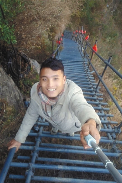 　　“悬崖村”通了网络后，杨阳成为了当地第一批主播，每天他直播三四个小时，介绍悬崖村如今的变化。