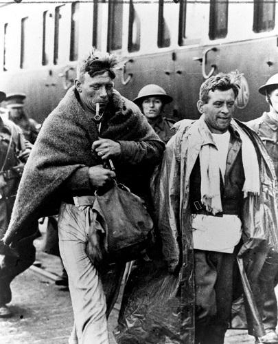 　　1940年6月4日，英法军队从敦刻尔克大撤退结束。这张资料照片显示，一群衣衫不整的英法联军士兵历尽艰辛完成敦刻尔克大撤退后踏上英国的土地。