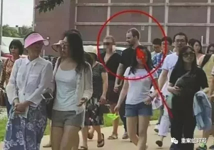 ▲克里斯滕森走在为章莹颖祈福的人群中，面露微笑。