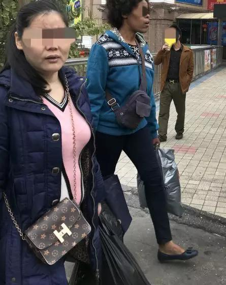 　　（图说：广州白云世界皮具贸易城，有全国各地微商及海外代购者来此选货，很多非洲及中东国家地区人士，来此买假包，拿回国当真包卖，赚取巨额差价。）