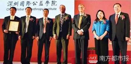 何巧女和比尔·盖茨都是深圳国际公益学院的发起捐赠者。