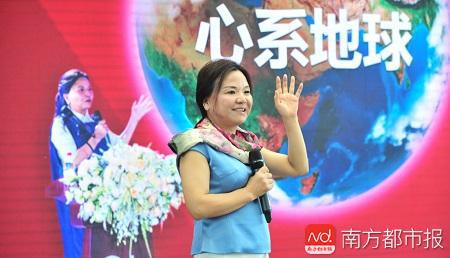 低调的何巧女，出席环保公益活动。