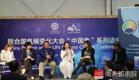 长期从事生态行业的何巧女（中间白衣者）一直关注相关环保议题。