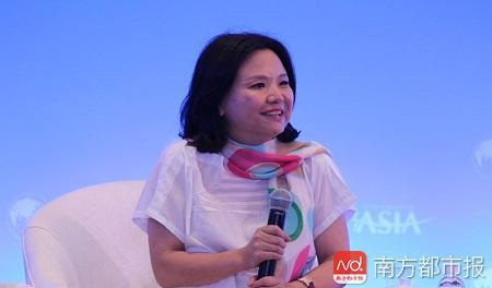 何巧女做公益慈善，深受比尔·盖茨的影响。