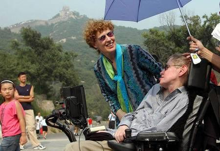  2002年8月21日，霍金在夫人和助手的陪同下游览北京八达岭长城。图据新华社