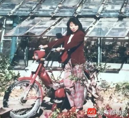 卖花姑娘何巧女。正是从卖花创业开始，何巧女赚取了第一桶金。